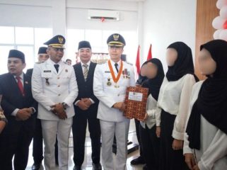 Wali Kota Bogor Dedie A Rachim menyerahkan remisi di lapas paledang. (Foto: Kominfo Kota Bogor)