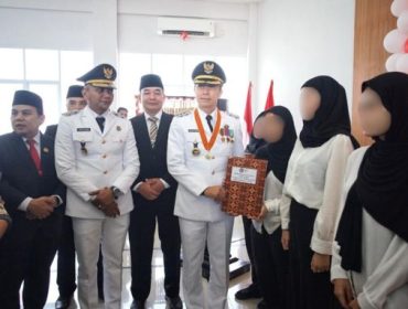 Wali Kota Bogor Dedie A Rachim menyerahkan remisi di lapas paledang. (Foto: Kominfo Kota Bogor)