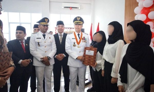 Wali Kota Bogor Dedie A Rachim menyerahkan remisi di lapas paledang. (Foto: Kominfo Kota Bogor)