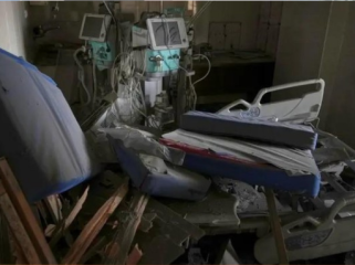 Salah satu ruangan di RS Nasser, Khan Younis, Gaza, hancur akibat serangan militer Israel Foto: (AP Photo/File)
