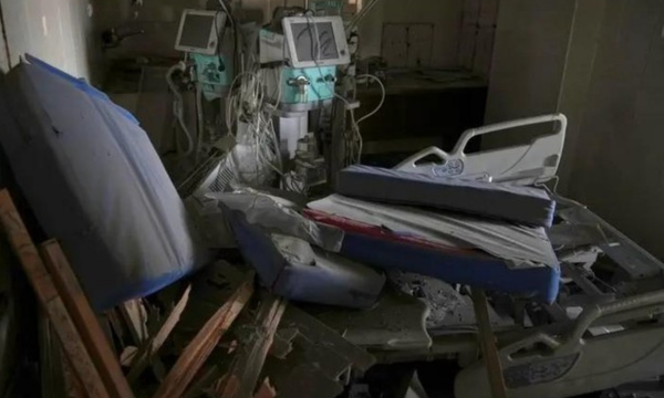 Salah satu ruangan di RS Nasser, Khan Younis, Gaza, hancur akibat serangan militer Israel Foto: (AP Photo/File)
