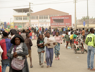 Sejumlah perempuan membawa barang-barang saat penjarahan meletus di distrik Kalemba 2, Luanda, Angola, pada Senin (28/7/2025), dalam aksi mogok oleh sopir taksi selama tiga hari untuk memprotes kenaikan harga bahan bakar. Penjarahan terjadi setelah sekitar 2.000 orang berunjuk rasa untuk memprotes kenaikan harga bahan bakar dan biaya transportasi.(AFP)