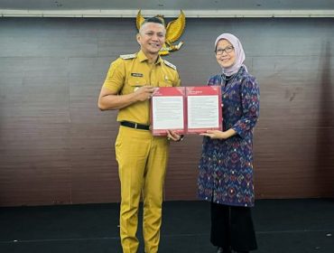 Kepala Kanwil DJP Jawa Barat III, Romadhaniah, menyerahkan penghargaan kepada para WP dan  Wakil Wali Kota Bogor, Jenal Mutaqin,dalam hal taat pajak, di Aula Kujang Cakra Buana Kantor Kanwil DJP Jawa Barat III, Selasa (12/8/2025). (Foto: Kominfo Kota Bogor)
