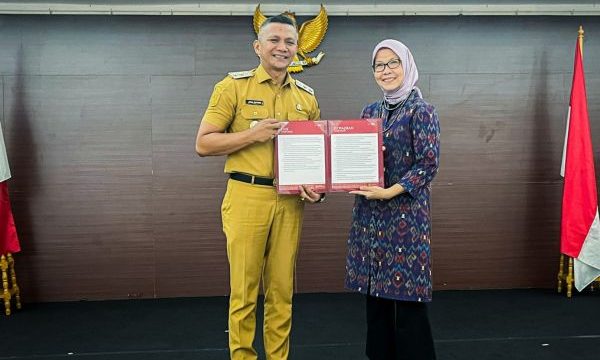 Kepala Kanwil DJP Jawa Barat III, Romadhaniah, menyerahkan penghargaan kepada para WP dan  Wakil Wali Kota Bogor, Jenal Mutaqin,dalam hal taat pajak, di Aula Kujang Cakra Buana Kantor Kanwil DJP Jawa Barat III, Selasa (12/8/2025). (Foto: Kominfo Kota Bogor)
