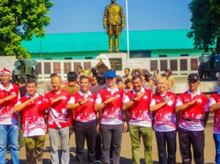 Wali Kota Bogor Dedie A Rachim (topi biru) berfoto bersama di acara napak tilas sudirman.
Foto: Kominfo Kota Bogor