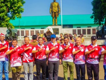 Wali Kota Bogor Dedie A Rachim (topi biru) berfoto bersama di acara napak tilas sudirman.
Foto: Kominfo Kota Bogor