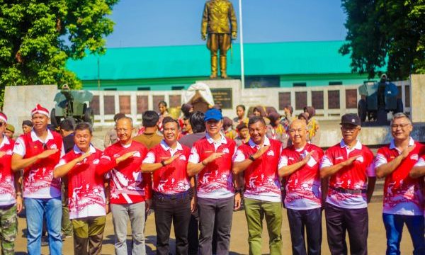 Wali Kota Bogor Dedie A Rachim (topi biru) berfoto bersama di acara napak tilas sudirman.
Foto: Kominfo Kota Bogor