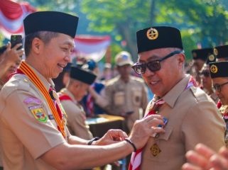 Wali Kota Bogor Dedie A Rachim menyematkan pin kepada sekdakot bogor Denny Mulyadi. (Foto: Kominfo Kota Bogor)