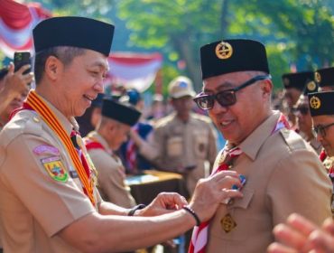 Wali Kota Bogor Dedie A Rachim menyematkan pin kepada sekdakot bogor Denny Mulyadi. (Foto: Kominfo Kota Bogor)