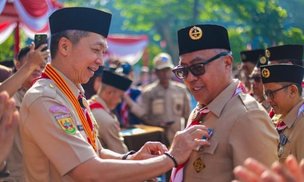 Wali Kota Bogor Dedie A Rachim menyematkan pin kepada sekdakot bogor Denny Mulyadi. (Foto: Kominfo Kota Bogor)