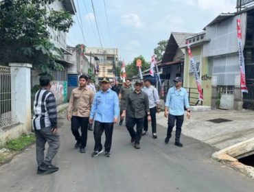 Wali Kota Depok, Supian Suri dan jajaran Pemkot Depok meninjau Jalan Enggram Kelurahan Sawangan Baru yang akan dilebarkan untuk mengatasi kemacetan Jalan Raya Sawangan, Selasa (05/08/25). (Foto: Diskominfo)