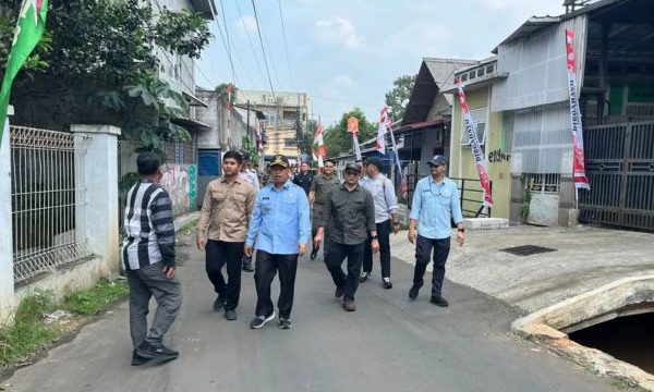 Wali Kota Depok, Supian Suri dan jajaran Pemkot Depok meninjau Jalan Enggram Kelurahan Sawangan Baru yang akan dilebarkan untuk mengatasi kemacetan Jalan Raya Sawangan, Selasa (05/08/25). (Foto: Diskominfo)