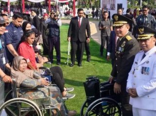 Wali Kota Depok Supian Suri memberikan bantuan alat bantu bagi disabilitas. (Foto: Kominfo Depok)