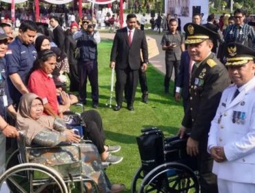 Wali Kota Depok Supian Suri memberikan bantuan alat bantu bagi disabilitas. (Foto: Kominfo Depok)
