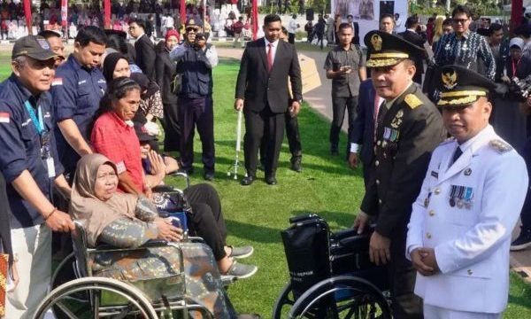 Wali Kota Depok Supian Suri memberikan bantuan alat bantu bagi disabilitas. (Foto: Kominfo Depok)