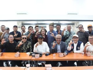 Calon Ketum Akhmad Munir dan Calon Ketua DK Atal S Depari bersama pendukungnya menyerahkan berkas pendaftaran kepada panitia Kongres Persatuan. (Foto: Rheynaldhi)