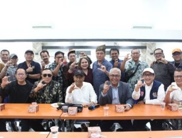 Calon Ketum Akhmad Munir dan Calon Ketua DK Atal S Depari bersama pendukungnya menyerahkan berkas pendaftaran kepada panitia Kongres Persatuan. (Foto: Rheynaldhi)
