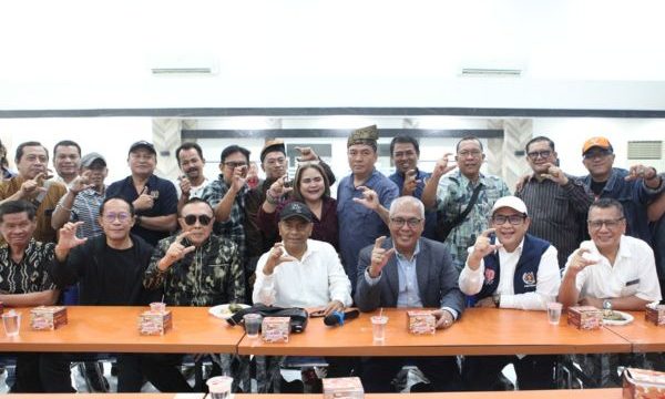 Calon Ketum Akhmad Munir dan Calon Ketua DK Atal S Depari bersama pendukungnya menyerahkan berkas pendaftaran kepada panitia Kongres Persatuan. (Foto: Rheynaldhi)