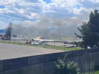 Asap mengepul saat kebakaran terjadi di area bandara Montana di AS setelah insiden pesawat yang mendarat menabrak pesawat lainnya yang diparkir (Ron Danielson via AP)