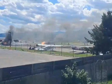 Asap mengepul saat kebakaran terjadi di area bandara Montana di AS setelah insiden pesawat yang mendarat menabrak pesawat lainnya yang diparkir (Ron Danielson via AP)