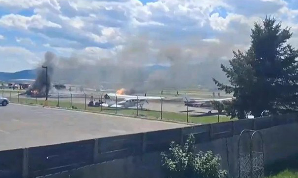 Asap mengepul saat kebakaran terjadi di area bandara Montana di AS setelah insiden pesawat yang mendarat menabrak pesawat lainnya yang diparkir (Ron Danielson via AP)