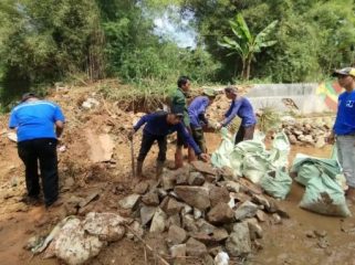 Petugas DPUPR dan Dinas Pemadam Kebakaran dan Penyelamatan (Damkar) Kota Depok membersihkan sisa-sisa lumpur dan sampah yang terbawa banjir, Senin (11/8/2025). (Foto: Depok.go.id)