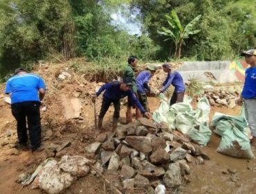 Petugas DPUPR dan Dinas Pemadam Kebakaran dan Penyelamatan (Damkar) Kota Depok membersihkan sisa-sisa lumpur dan sampah yang terbawa banjir, Senin (11/8/2025). (Foto: Depok.go.id)