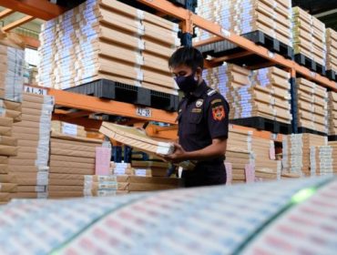 Petugas bea cukai memeriksa pita cukai. (Foto: beacukai.go.id)