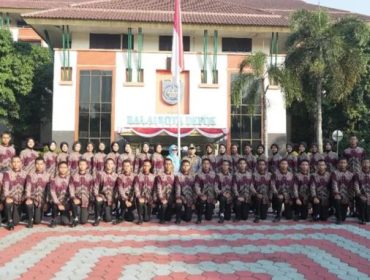 Wali Kota Depok, Supian Suri didampingi Kepala Bakesbangpol Kota Depok, Lienda Rantnanurdiany bersama Capaska Kota Depok Tahun 2025 di Halaman Balai Kota Depok, Jumat (01/07/25). (Foto : Diskominfo Depok).