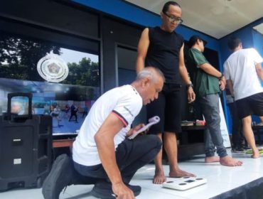 Anggota PWI Kota Bogor tengah dicek ditimbang badan oleh tim dari Herbalife, Jumat (1/8/2025).
Foto: Rheynaldhi
