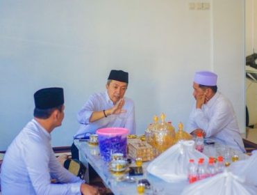 Wali Kota Bogor Dedie Rachim silaturahmi ke Ketua MUI Kota Bogor KH TB Muhidin. 
Foto Kominfo Kota Bogor