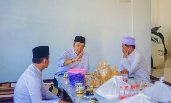 Wali Kota Bogor Dedie Rachim silaturahmi ke Ketua MUI Kota Bogor KH TB Muhidin. 
Foto Kominfo Kota Bogor
