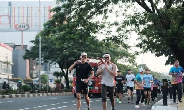 Warga tengah lari pagi di jalur CFD Depok. 
Foto: Diskominfo Kota Depok