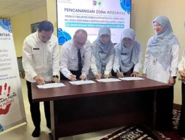 Penandatanganan pencanangan ZI menuju WBK dan WBBM yang dilakukan pegawai Dinkes Kota Depok, Rabu (13/8/25). (Foto: Diskominfo Depok).