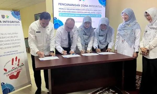 Penandatanganan pencanangan ZI menuju WBK dan WBBM yang dilakukan pegawai Dinkes Kota Depok, Rabu (13/8/25). (Foto: Diskominfo Depok).