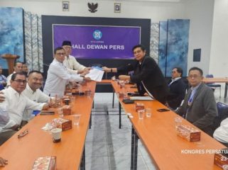 Hendry CH Bangun mendaftarakan diri sebagai calon ketua umum pwi di kongres persatuan.(Foto humas kongres persatuan)