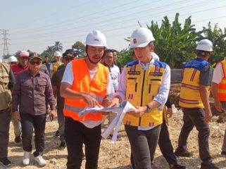 Wali Kota Bogor Dedie A Rachim meninjau langsung program lanjutan jalan R3. 
Foto : Rheynaldhi