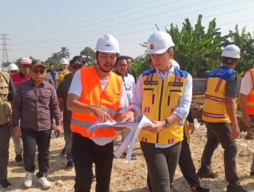 Wali Kota Bogor Dedie A Rachim meninjau langsung program lanjutan jalan R3. 
Foto : Rheynaldhi