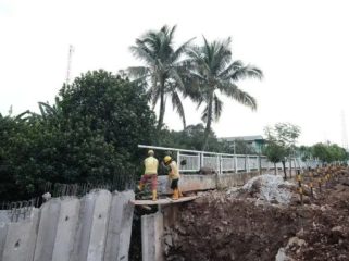 Dua petugas tengah mengerjakan rekontruksi Jalan Cipayung-Pitara Depok.
Foto: Diskominfo Kota Depok