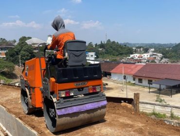 Petugas tengah melakukan pengerasan di  kawasan underpass Batutulis.
Foto: Kominfo Kota Bogor