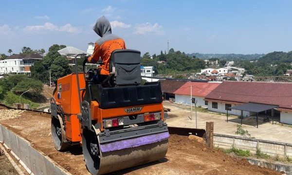 Petugas tengah melakukan pengerasan di  kawasan underpass Batutulis.
Foto: Kominfo Kota Bogor