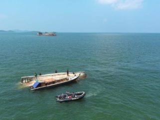 KM Aneka Jaya terbalik di perairan Bangka Belitung. (Foto: Bakamla RI)