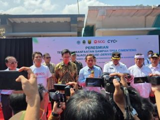 Menteri LH Hanif Faisol resmikan Pabrik Refuse Derived Fuel (RDF) di Tempat Pemrosesan Akhir Sampah (TPSA) Cimenteng, Kabupaten Sukabumi, Rabu (31/7/2025). Foto: humas KemenLH
