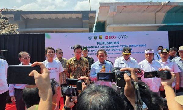 Menteri LH Hanif Faisol resmikan Pabrik Refuse Derived Fuel (RDF) di Tempat Pemrosesan Akhir Sampah (TPSA) Cimenteng, Kabupaten Sukabumi, Rabu (31/7/2025). Foto: humas KemenLH
