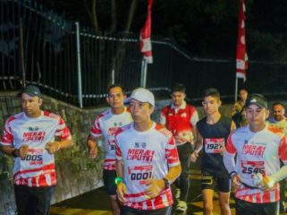 Wali KOta Bogor Dedie A Rachim berlari bersama sejumlah pelari di merah putih night run 2025. (Foto: Kominfo Kota Bogor)