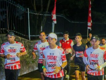 Wali KOta Bogor Dedie A Rachim berlari bersama sejumlah pelari di merah putih night run 2025. (Foto: Kominfo Kota Bogor)