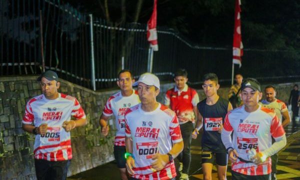 Wali KOta Bogor Dedie A Rachim berlari bersama sejumlah pelari di merah putih night run 2025. (Foto: Kominfo Kota Bogor)