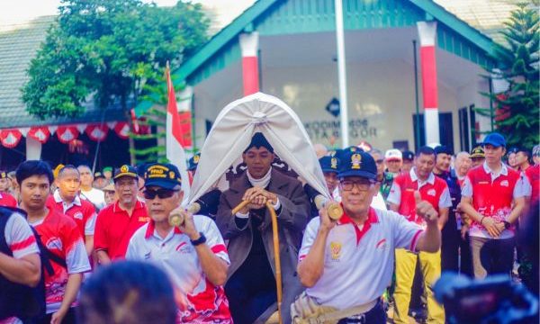Wali Kota Bogor Dedie A Rachim mengikuti napak tilas sudirman, Minggu (3/8/2025).
Foto: Kominfo Kota Bogor