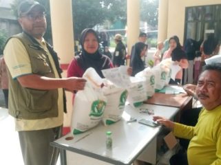 Sedikitnya 634 penerima manfaat dari Kelurahan Kalibaru Kota Depok mendapatkan bantuan pangan berupa beras, untuk periode Juni–Juli 2025, di Kantor Kelurahan Kalibaru, Kamis–Jumat, (7–8 Agustus 2025).  (Foto: Depok.go.id)