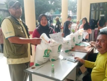 Sedikitnya 634 penerima manfaat dari Kelurahan Kalibaru Kota Depok mendapatkan bantuan pangan berupa beras, untuk periode Juni–Juli 2025, di Kantor Kelurahan Kalibaru, Kamis–Jumat, (7–8 Agustus 2025).  (Foto: Depok.go.id)